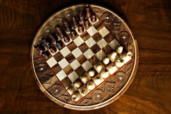 لعبة شطرنج الخشبية
